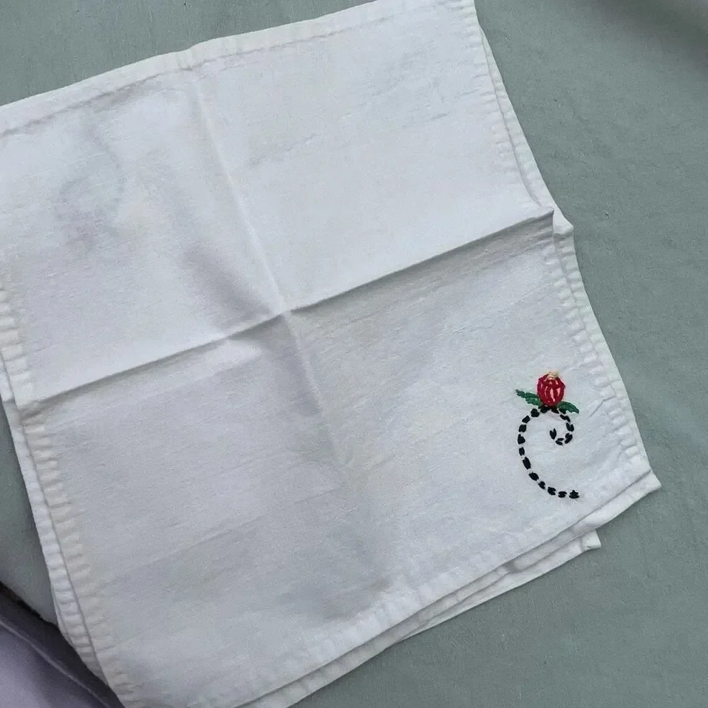 Vintage lot of 4 cotton napkins embroidered flowers